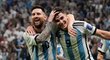 Lionel Messi a Julán Álvarez se radují z gólu