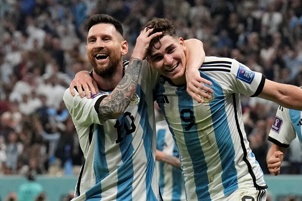 Lionel Messi a Julán Álvarez se radují z gólu