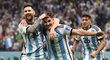 Lionel Messi se společně s Álvarezem raduje z branky