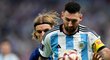 Lionel Messi se snaží zkrotit balon