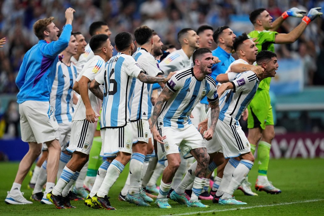 Fotbalisté Argentiny v euforii slaví postup do finále