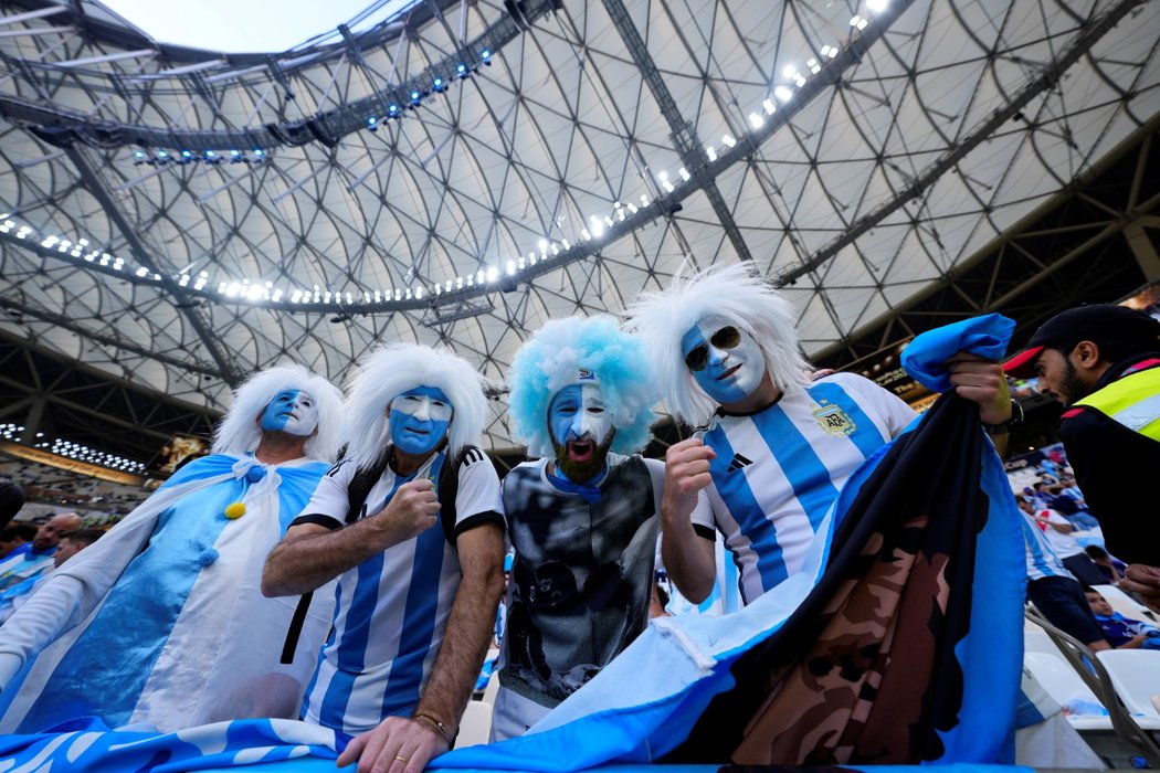 V okolí i uvnitř stadionu je převaha fanoušků Argentiny a především Lionela Messiho