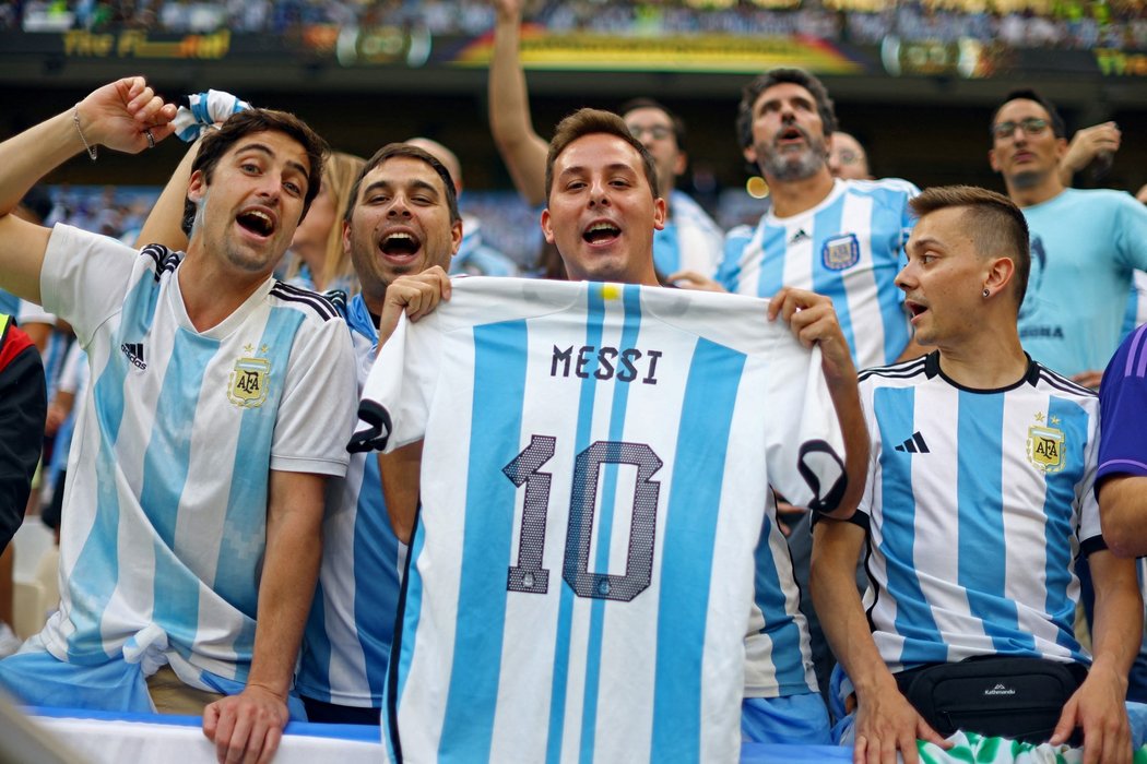 V okolí i uvnitř stadionu je převaha fanoušků Argentiny a především Lionela Messiho