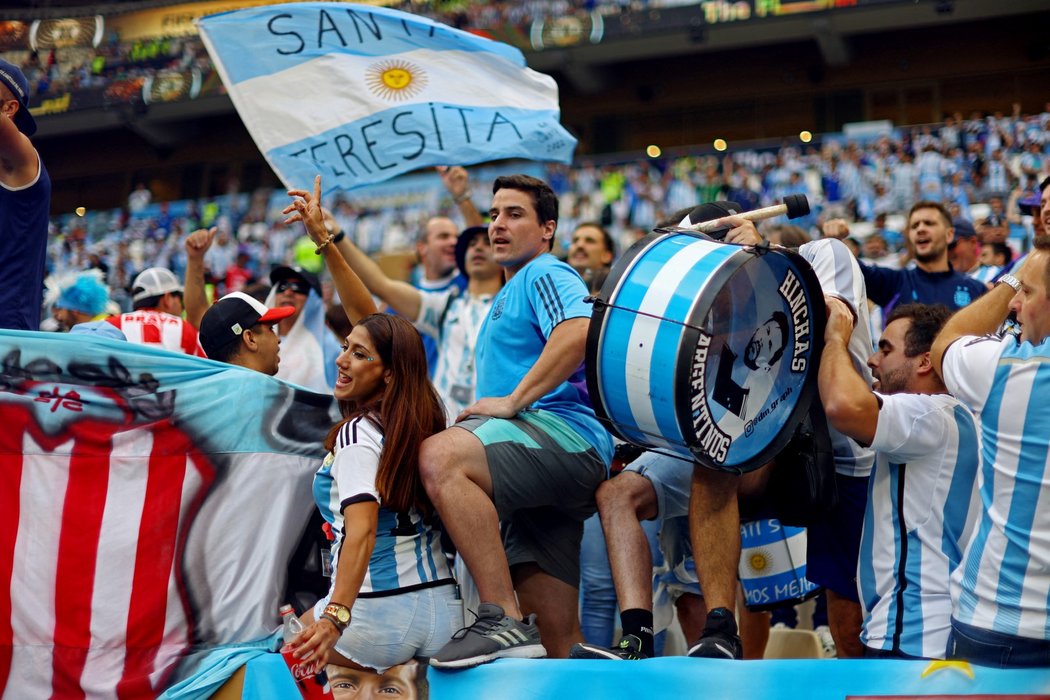 V okolí i uvnitř stadionu je převaha fanoušků Argentiny a především Lionela Messiho