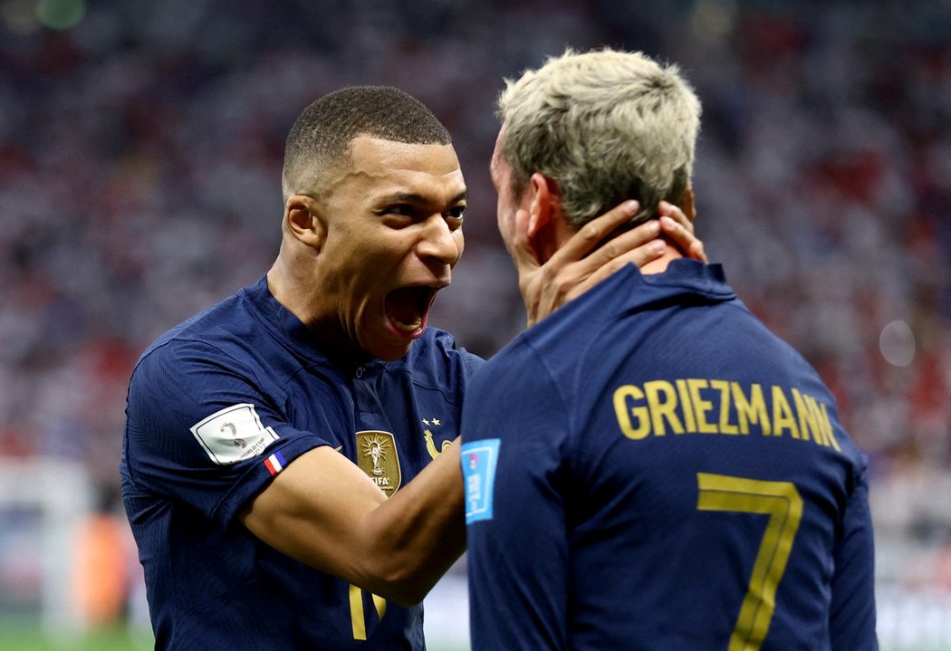 Kylian Mbappé a Antoine Griezmann se radují z gólu