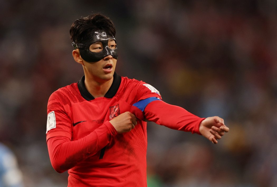 Son Heung-min v duelu s Uruguayí