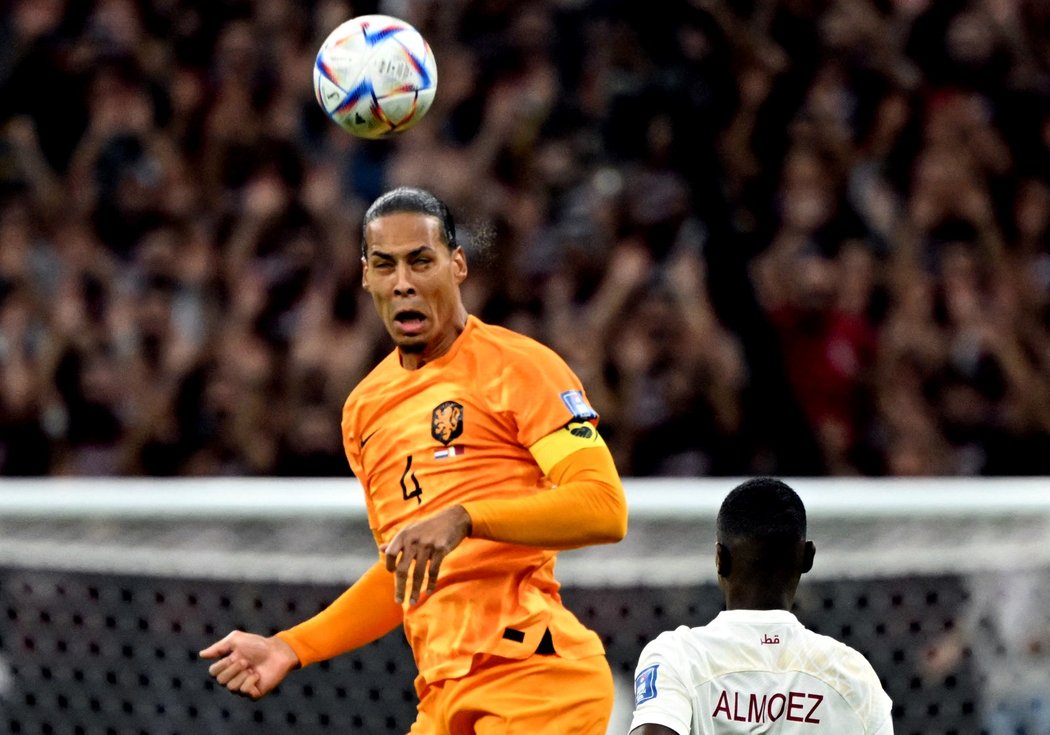 Virgil van Dijk uklízí míč do bezpečí