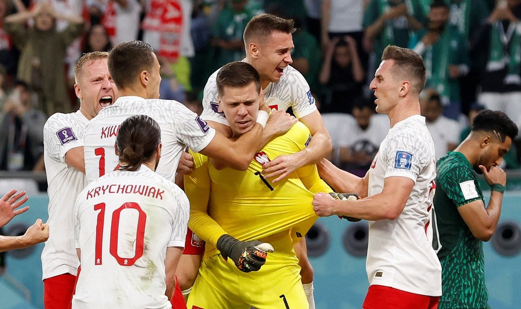 Szczesny se raduje se spoluhráči