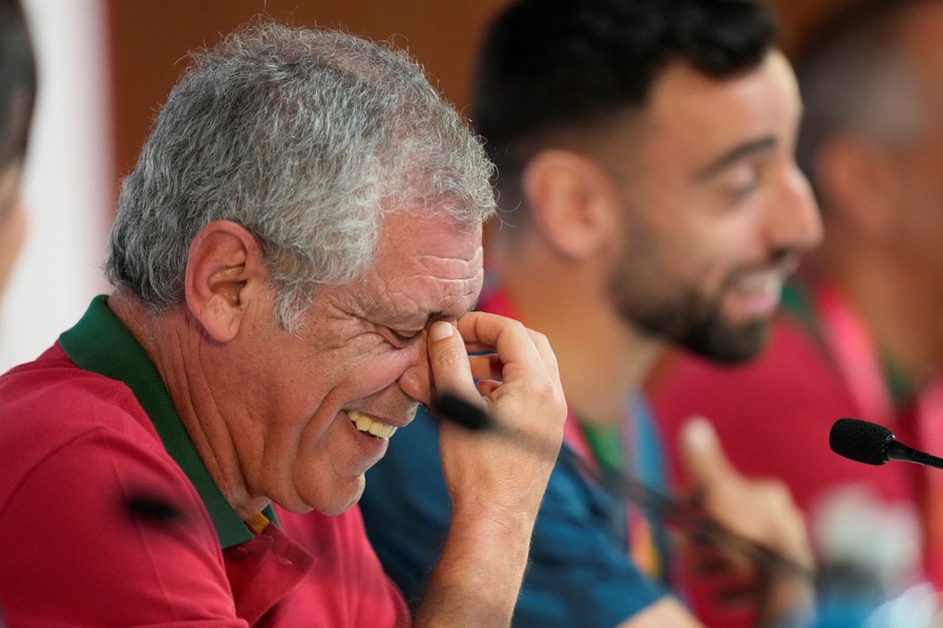 Portugalský kouč Fernando Santos s úsměvem během tiskové konference
