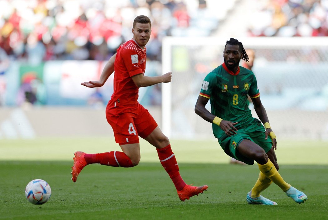 Švýcar Nico Elvedi v duelu s Kamerunem