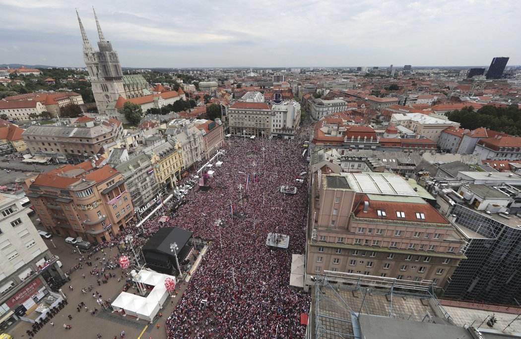 Pohled na zaplněné hlavní náměstí v Záhřebu, které čeká na stříbrné hrdiny z mistrovství světa...