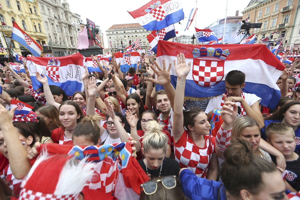 Chorvatští fanoušci čekají na příjezd svých stříbrných hrdinů z MS ve fotbale