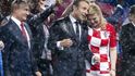 Chorvatská prezidentka Kolinda Grabarová-Kitarovičová se tulí k Emmanuelu Macronovi po finále MS, kdy je zastihla průtrž mračen a pod deštníkem byl chvíli jen Vladimir Putin...
