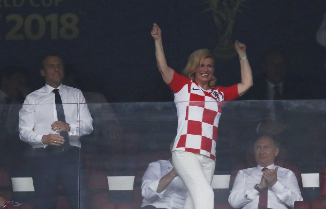 Kolinda Grabarová-Kitarovičová slaví chorvatský gól ve finále MS proti Francii vedle Emmanuela Macrona