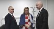 Zmoklá chorvatská prezidentka Kolinda Grabarová-Kitarovičová s Vladimirem Putinem a šéfem FIFA Giannim Infantinem