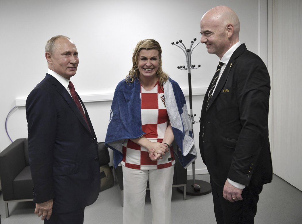 Zmoklá chorvatská prezidentka Kolinda Grabarová-Kitarovičová s Vladimirem Putinem a šéfem FIFA Giannim Infantinem