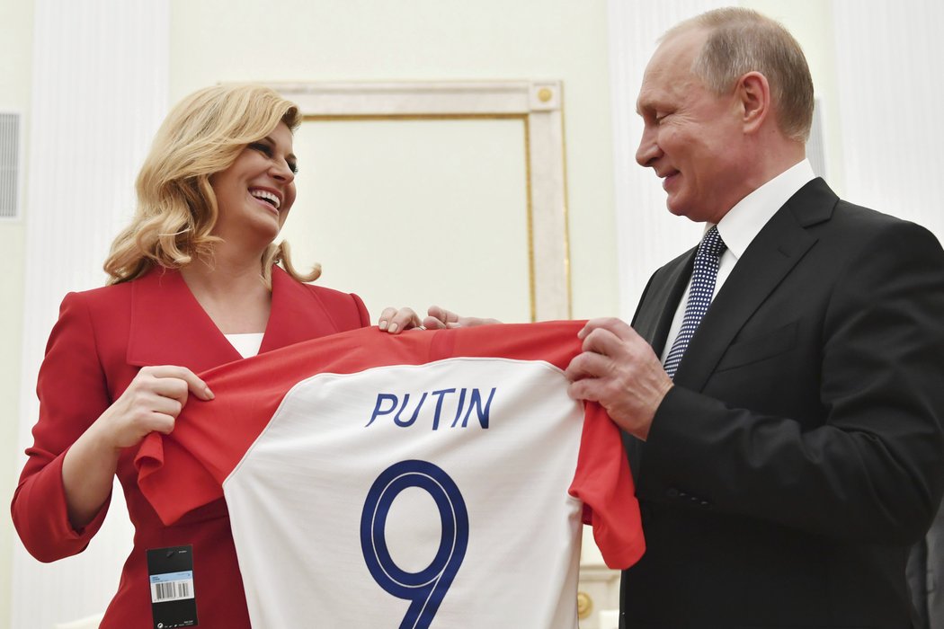 Ruský prezident Vladimir Putin dostal od chorvatské prezidentky dres s jmenovkou