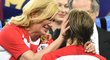 Chorvatská prezidentka Kolinda Grabarová-Kitarovičová utěšuje kapitána Modriče po prohraném finále MS