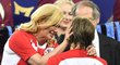 Chorvatská prezidentka Kolinda Grabarová-Kitarovičová utěšuje kapitána Modriče po prohraném finále MS