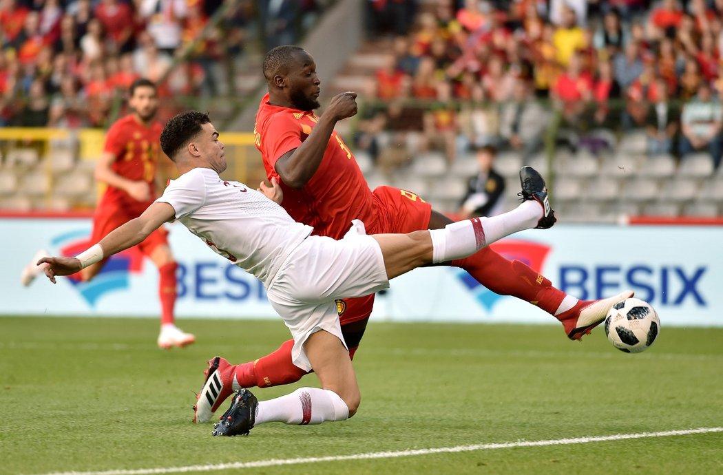 Belgický kanonýr Romelu Lukaku se tlačí v přípravném utkání proti Portugalsku do zakončení