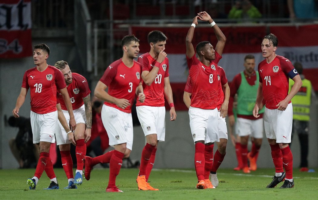 Rakouský záložník Alessandro Schöpf se raduje se spoluhráči z vítězné branky proti Německu