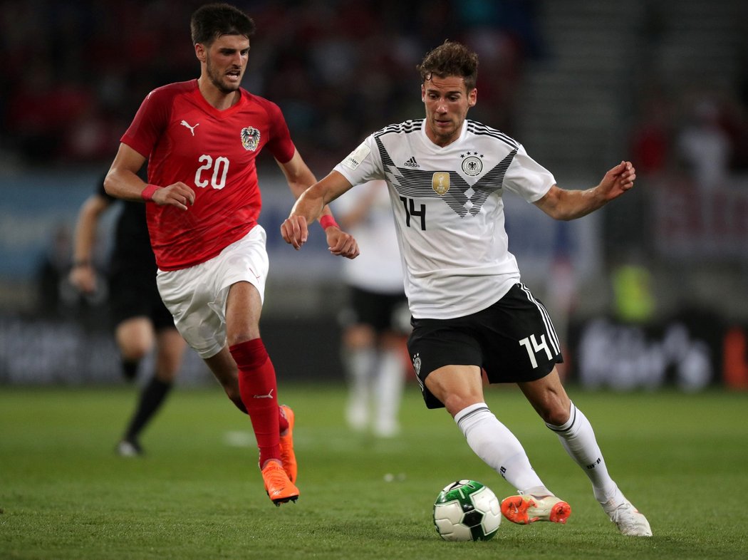 Německý záložník Leon Goretzka táhne míč v přípravném utkání proti Rakousku