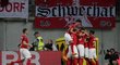 Rakouští fotbalisté se radují z vyrovnávací branky Martina Hintereggera proti Německu