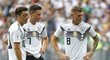 Zleva Mesut Özil, Julian Draxler a Toni Kroos v zápase proti Mexiku na nepodařeném mistrovství světa...