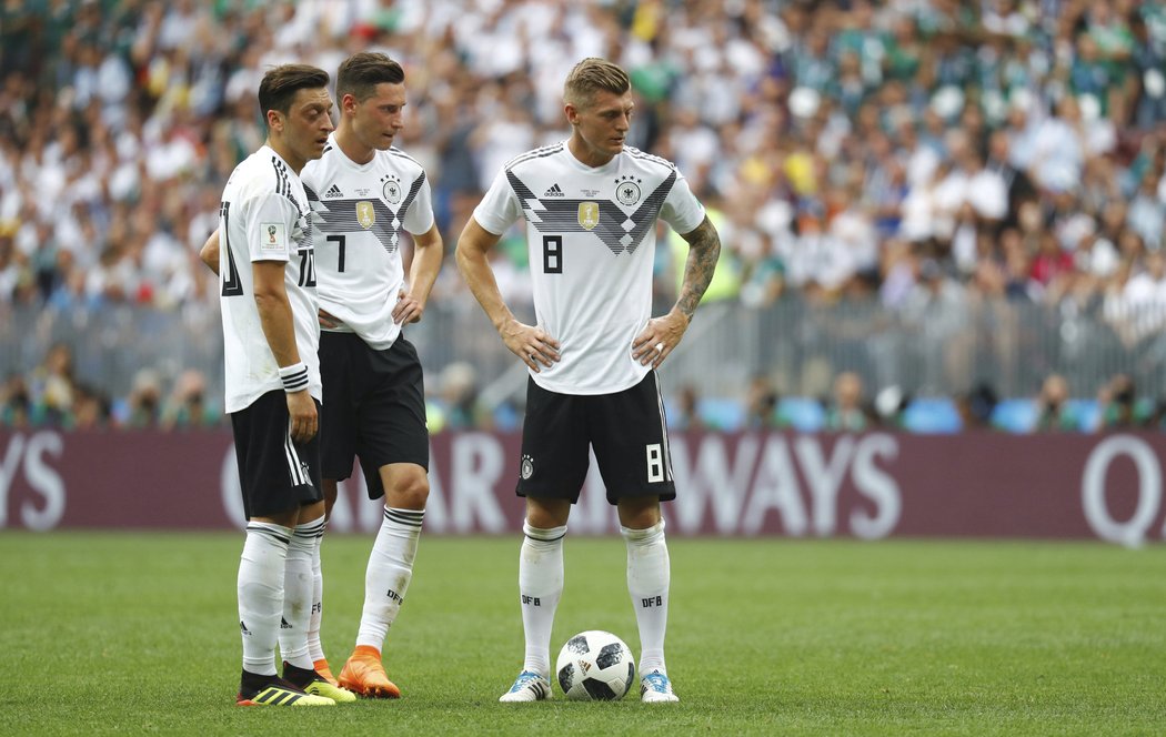 Zleva Mesut Özil, Julian Draxler a Toni Kroos v zápase proti Mexiku na nepodařeném mistrovství světa...