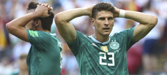 Mario Gomez se drží za hlavu v zápase s Jižní Koreou