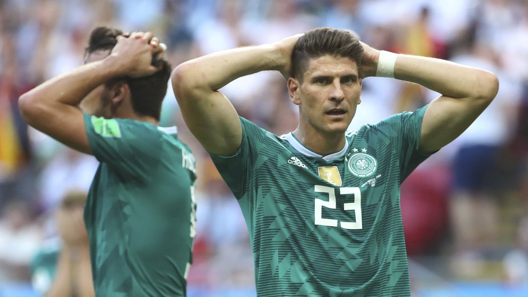 Mario Gomez se drží za hlavu v zápase s Jižní Koreou