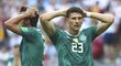 Mario Gomez se drží za hlavu v zápase s Jižní Koreou