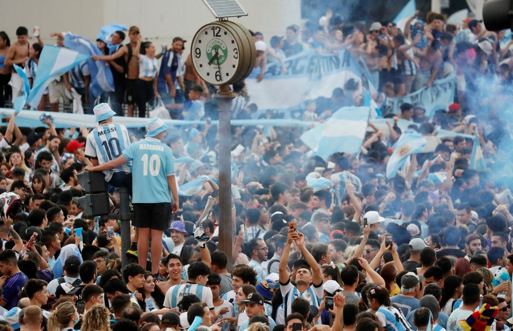 Argentinští fanoušci slaví postup do finále