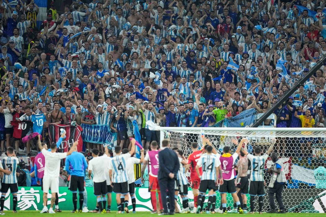 Argentinci oslavují postup před fanoušky