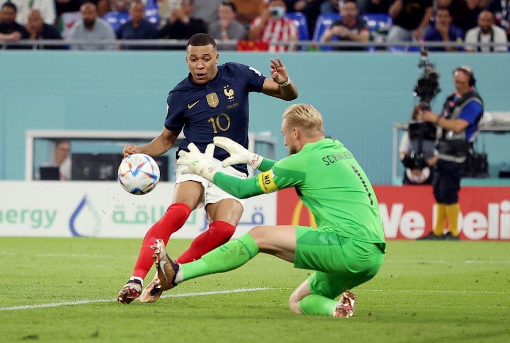 Kylian Mbappé v šanci před brankářem Schmeichelem