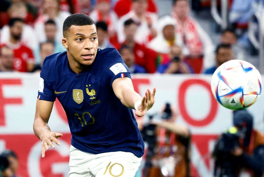 Kylian Mbappé v akci během zápasu s Polskem