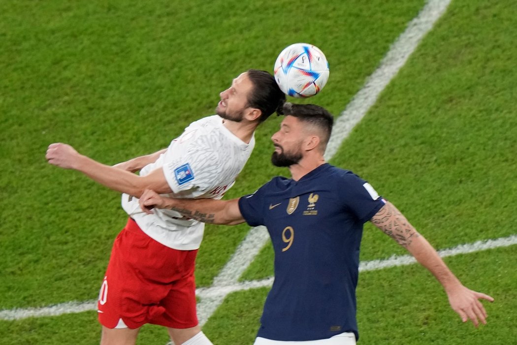 Olivier Giroud v hlavičkovém souboji během osmifinále s Polskem