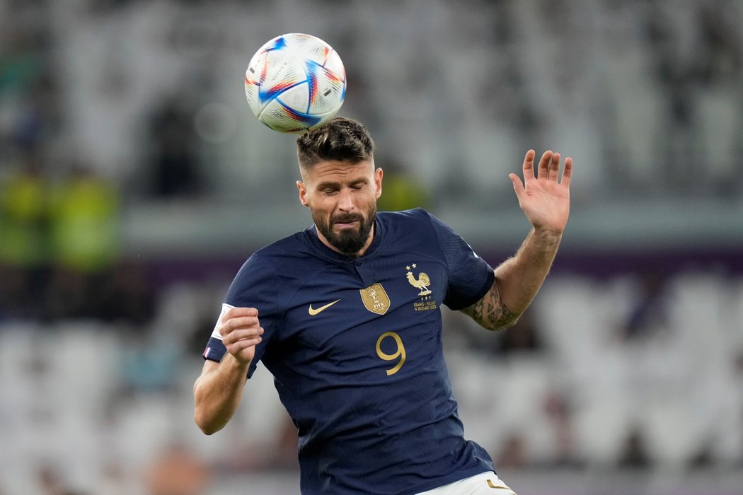 Olivier Giroud hlavičkuje během zápasu s Polskem