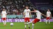 Robert Lewandowski střílí v zápase s Francií
