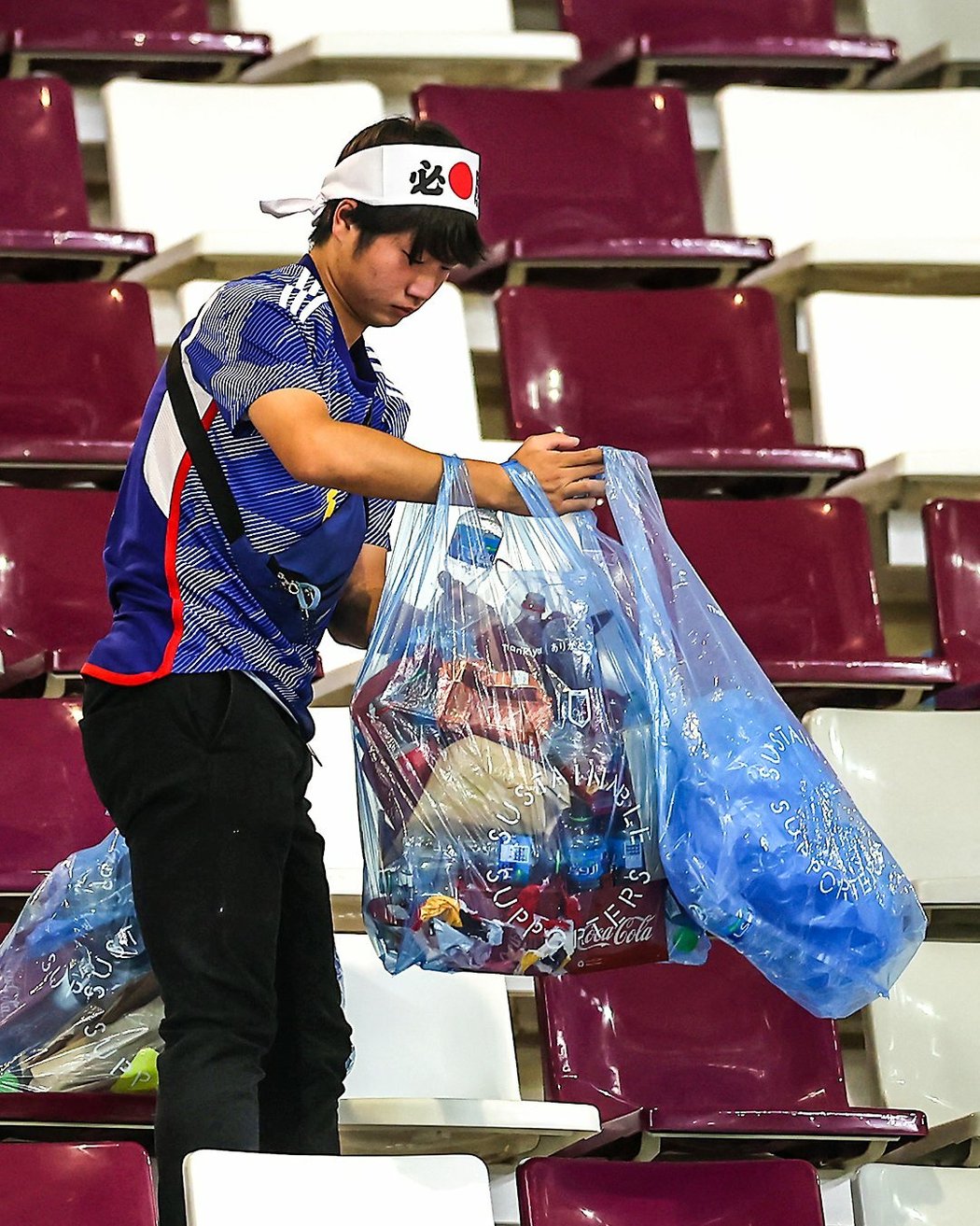 Japonci po výhře 2:1 nad Německem po sobě vzorově uklidili i na tribuně