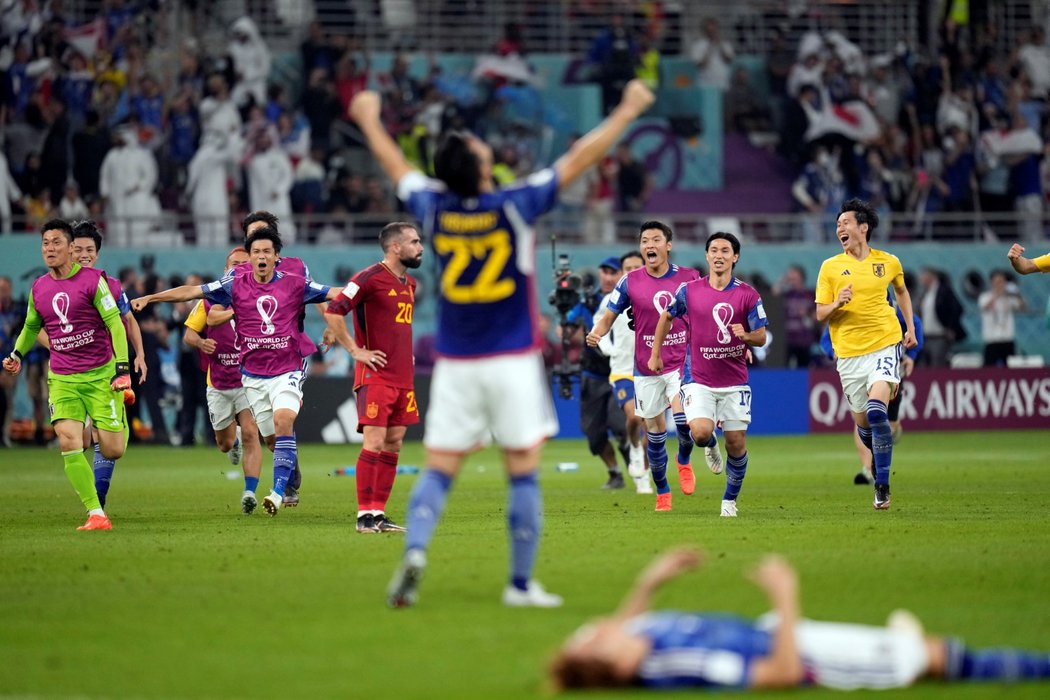 Radost japonských fotbalistů po postupu do osmifinále