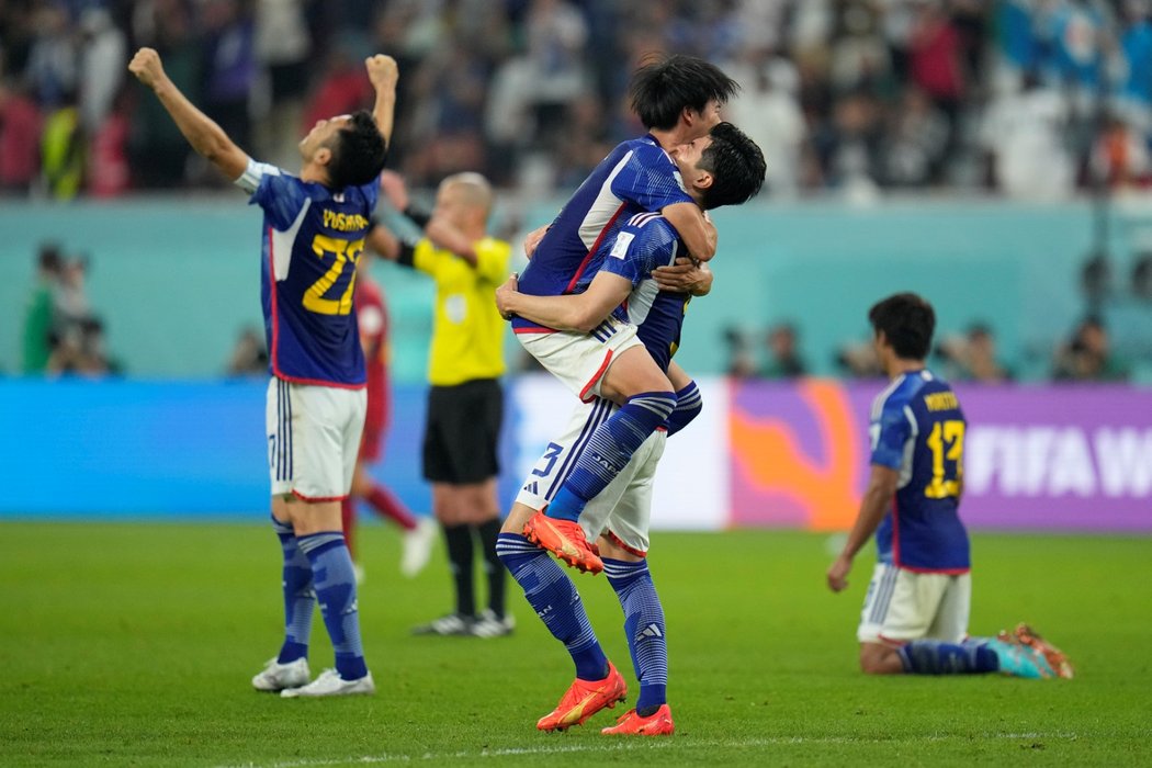 Radost japonských fotbalistů po postupu do osmifinále