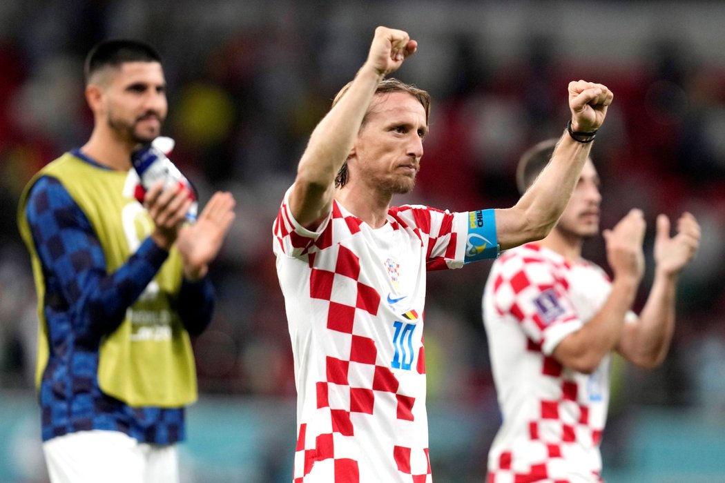 Luka Modrič a spol. se radují z postupu do osmifinále
