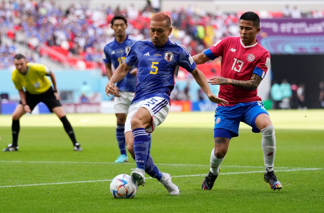 Japonec Yuto Nagatomo drží míč před Gersonem Torresem z Kostariky