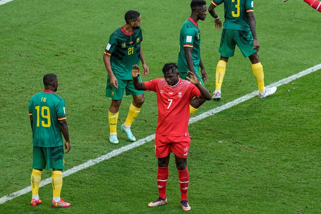 Švýcarský útočník Breel Embolo neoslavil svůj gól proti Kamerunu, odkud pochází jeho rodiče