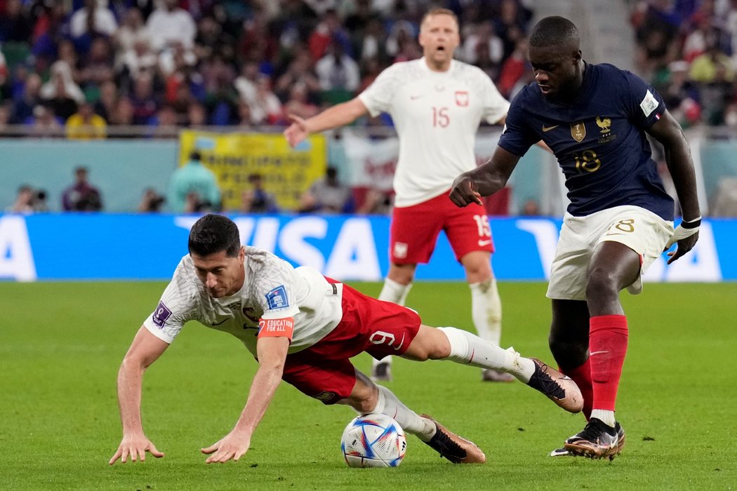 Dayot Upamecano během zápasu s Polskem