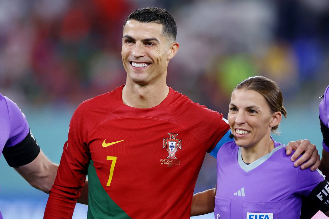 Stéphanie Frappartová s Cristianem Ronaldem jako čtvrtá sudí duelu Portugalska s Ghanou