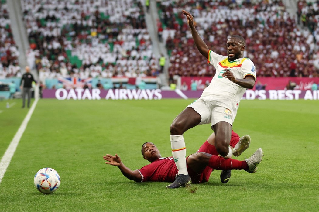 Assim Madibo z Kataru atakuje skluzem Senegalce Youssoufa Sabalyho