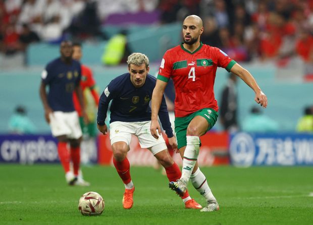 Sofyan Amrabat s míčem během zápasu proti Francii Sofyan Amrabat s míčem během zápasu proti Francii