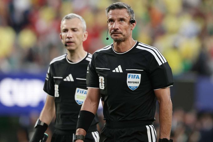 Zmatky při šlágru: expert se divil, proč VAR „přehlédl“ chybu. U Brazilců to bylo jinak Zmatky při šlágru: expert se divil, proč VAR „přehlédl“ chybu. U Brazilců to bylo jinak